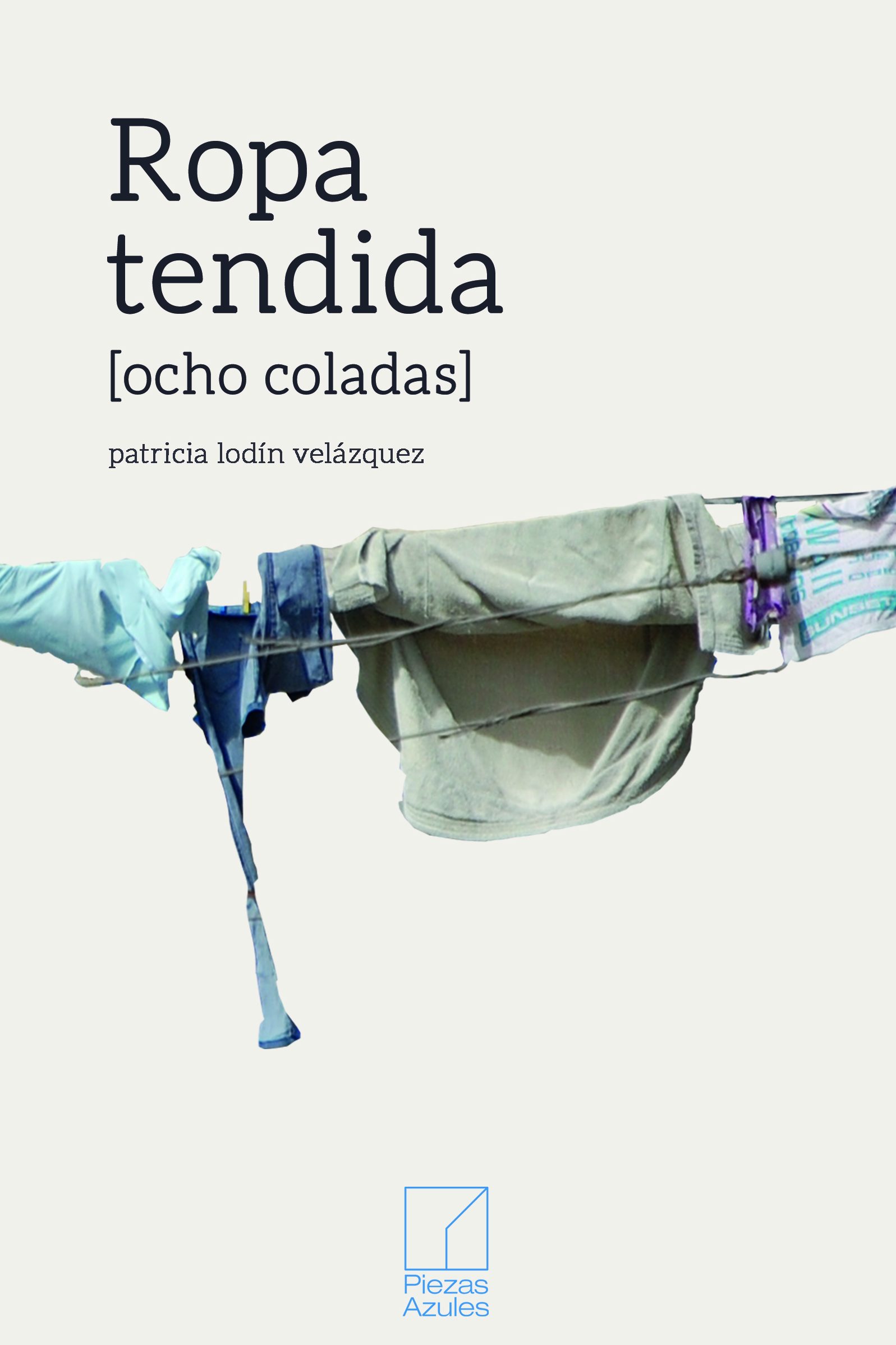 Narrativa. Libro de relatos. Fotografía.
A veces, una colada tendida en un balcón irrumpe en una fachada recordándonos que, detrás de un muro de hormigón, vive alguien. Alguien que tiene colgado con unas pinzas su camisón de los sábados, o su camiseta de la suerte, o el uniforme del cole, o unos calcetines desparejados. Alguien que tendrá una vida, con su corazoncito incluido en el lote… Estos relatos narran la historia de ocho personas, aprovechando que están desnudas, con su ropa tendida.